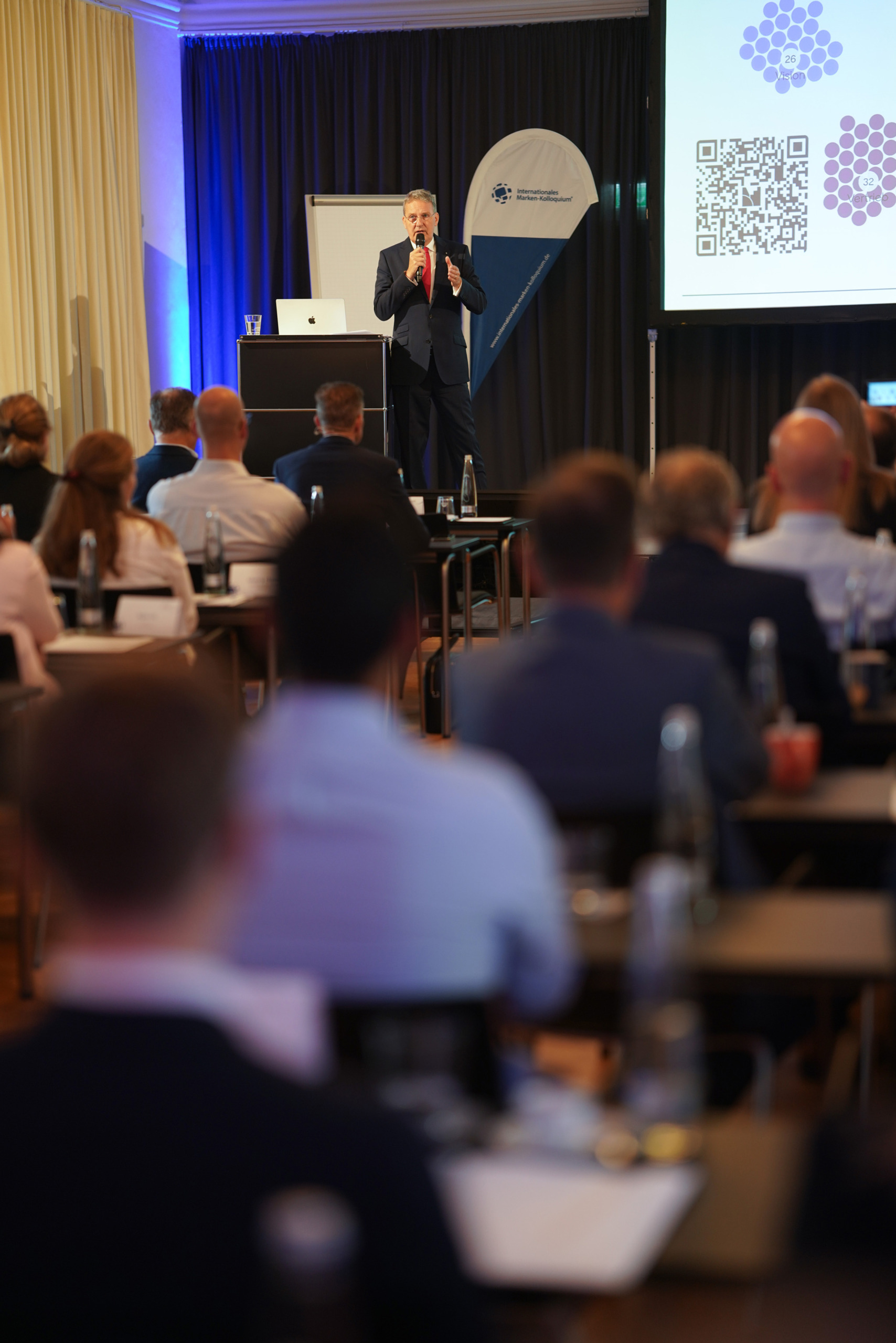 Prof. Dr. Guido Quelle auf der Bühne - Copyright Mandat Managementberatung GmbH