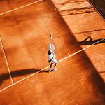 Tennisspieler beim Aufschlag - GRL Editorial 06-2026