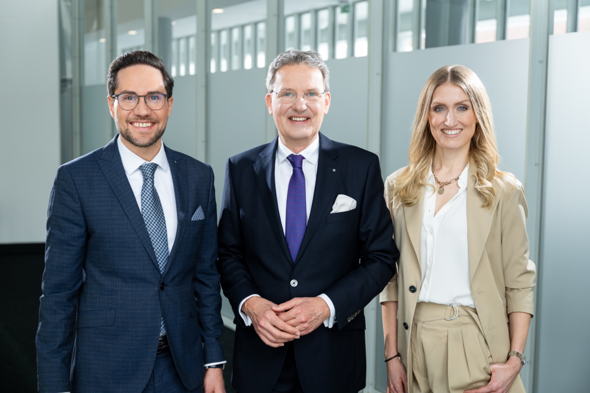 Gruppenbild mit Fabian Vollberg, Prof. Dr. Guido Quelle und Linda Vollberg - Copyright Mandat Managementberatung GmbH