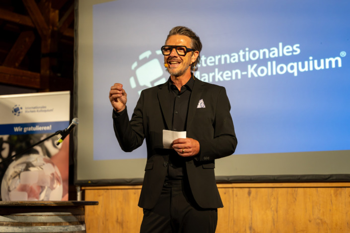 Awardabend Laudatio von Markus Hupach (Foto: Mandat)